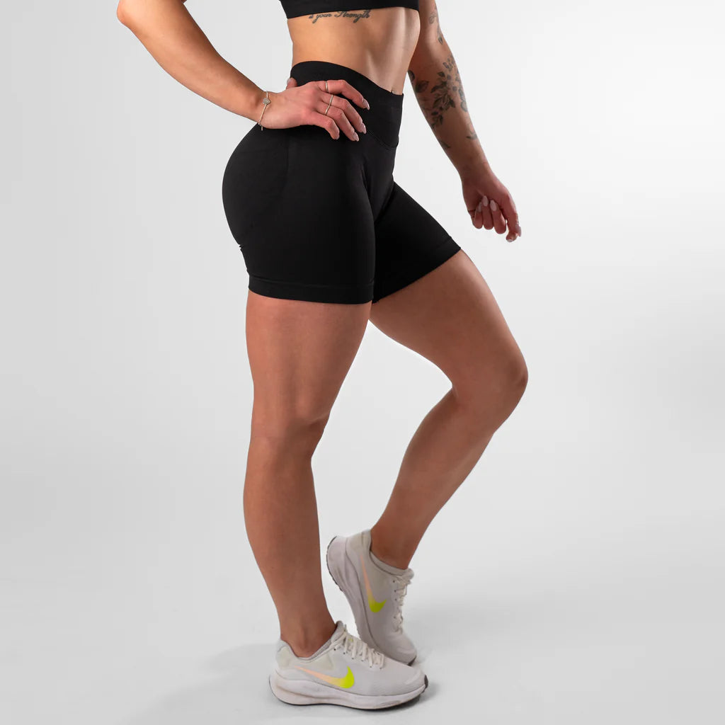 You Against You Embrace scrunch shorts - Svart